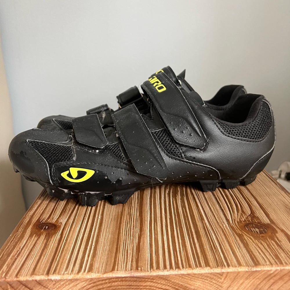 Giro Cycling Shoes Size 43 (US mens 9.5) SPD 2 bolt system